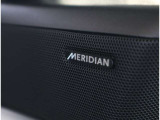 【Meridianサラウンド】 英国を代表する老舗オーディオブランドのメリディアン。ハンドメイドのハイエンドオーディオ、ホームシアター関連機器のブランドが提供する高品質サラウンドシステムを搭載。