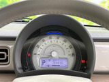 運転席から確認しやすい位置に速度やシフト位置などが表示され、走行前後の情報確認に便利です。必要な表示をひと目で把握しやすく、日々の運転を支えます。