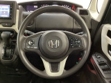ハンドルにHondaセンシング系のクルーズコントロールやレーンキープアシストなどのスイッチと、オーディオの操作スイッチが装備されています。ハンドルから手を離さず安全に操作できます。