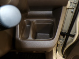 運転席の届きやすいところにドリンクホルダーがついています。視線をそらすことなく手に取れるので運転に集中できて安心ですね。