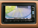 後方の映像にガイドラインが表示され、駐車時に周囲の位置関係を把握する目安になります。画面で後方を確認できるので、車庫入れや駐車の際にも心強い装備です。