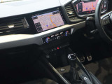 内装はシンプルに使い勝手を考え作られています。お車を運転する感覚をダイレクトに体感して頂けます。室内も広くロングドライブにも快適にお過ごしいただけます。