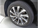 かっこいいホイールですね。 車のイメージを大きく左右するホイール部分はコダワリを持ちたいですね。