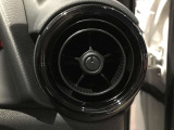 黒基調のエアコンガーニッシュ