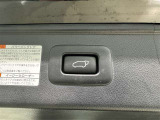 電動式バックドアです。 荷物を持ったままでもボタン一つで自動的に開け閉めできるので便利ですよ。 挟み込み防止機能も付いていますのでお子様の手や荷物を挟み込むのを防いでくれますよ。