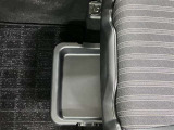 助手席シ-ト下に小物収納BOX有ります。