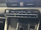 オートエアコンは温度を設定するだけで、自動で風量などを設定してくれます。運転しながら操作も必要ないので、安全性も向上します。