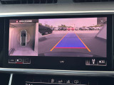 ●リアビューカメラ『入車経路を算出し、ガイドラインと補助線をディスプレイに表示します。同時にバンパーに内蔵のセンサーが障害物を感知し音で注意を促します。後方の死角も安心していただけます。』