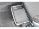 助手席下にはシートアンダートレイを装備!車検証や取扱説明書を入れておけばコンソールボックスを有効活用できますね