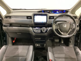 車内は光触媒抗菌消臭施工済です。インパネ周りはスタイリッシュなデザインです。グローブボックスやカップホルダーのほかにトレーなどたくさんの収納スペースが付いています。