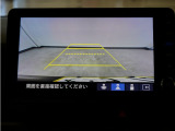 バックカメラ搭載です!車庫入れが苦手な人はもちろん、車両感覚に自信がある人にもお勧めです!見えない箇所が見えるようになるので、低い障害物や隠れてしまっている子供の存在等にも気付く事が出来ます。
