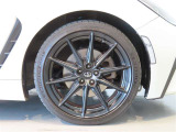 純正のアルミホイール装着車です。タイヤサイズは215/40R18です。