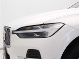 ひときわ印象的なT字型のLEDヘッドライトは、新世代のボルボを象徴するユニークなアイコンとなっています。LEDデイタイム・ランニング・ライトやポジションライト、ウインカーの役割も果たします。