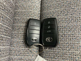 ドアの開閉時、両手が荷物で塞がっている時はキーレスでのカギの解除が大変ですよね。スマートキーはポケットやバッグに入れておけば、ノブに触れただけでロックの解除が可能です。とても便利な機能です。