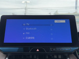 TVやBluetooth、FMなどの選択項目が一覧になり、使いたい音源を画面から選びやすい構成です。交通情報の項目もあり、日常の移動に合わせて活用できます。
