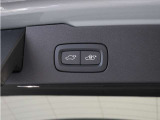 テールゲートには、スイッチ一つで開閉可能な電動開閉機能を装備。また、リアバンパーの下で足を動かすだけで開閉できる、ハンズフリー・オープニング/クロージング機構も搭載しています。