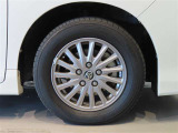 純正のアルミホイール装着車です。タイヤサイズは195/65R15です。