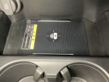 センターコンソールにはワイヤレス充電器を装備してます。Qi(チー)規格対応のスマートフォンなどを置くだけでワイヤレスで充電可能です。