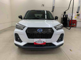 ハイブリッド車のロッキーが入庫いたしました!ルーフがブラックカラーの2トーンになります。こちらのお車は、雹による凹みがございます。ご検討の際は、現車のご確認をお願いいたします。