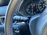レバーをAUTOの位置にしているとき、レインセンサーが雨を感知すると、雨量に応じてワイパーが自動で作動してくれるオートワイパーを装備!設定変更で非作動にすると、間欠作動に固定されます。