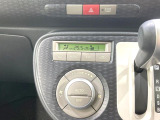 【オートエアコン】一度お好みの温度に設定すれば、車内の温度を検知し風量や温度を自動で調整。暑い&hellip;寒い&hellip;と何度もスイッチ操作をする必要はありません。快適な車内空間には必須の機能ですね♪