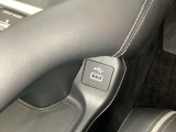 エレクトリックギアセレクターの下にスマートフォンなどが置けるトレーと、外部入力の可能なUSB端子がついています。