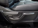 運転席はシートハイトアジャスター付で高さ調整が出来るので、色々な方のドライビングポジションに合います!