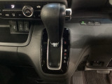 CVT車のセレクトレバーです。低速から高速まで、変速ショックのないスムーズな走りを実現するとともに、エンジン効率のよい領域を維持することで燃費にも貢献します。