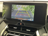 後方の映像に加えて目安となるガイド線が表示され、駐車時の位置合わせをサポートします。周囲の安全確認を行いながら、後退操作を進めたい場面で頼りになります。
