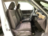 女性でも運転がしやすいように、シートの高さ調整機能(シートリフター)がついています。広い足元にゆったり座れるシートには肘掛も装備しており長距離の運転でも疲れにくいシートです。