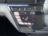 設定した温度をしっかりキープしてくれるオートエアコンで車内はいつでも快適です。タッチパネル式で凹凸がないからお掃除もラクラク♪
