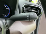 操作しやすい位置に配置されたレバーで、スムーズな車線変更をサポート。安全運転に貢献する、頼れる機能です。
