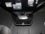 センターロアボックスです。散らばりやすい小物の収納に便利です。