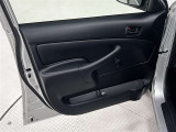 運転席以外の窓は手動操作になります!