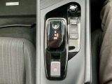 オートブレーキホールド付き ブレーキペダルを踏んで停車した際に、ブレーキを保持し続ける機能です。これにより、信号待ちや渋滞時など、ブレーキペダルから足を離しても、車が勝手に動き出すのを防ぎます