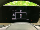 速度やシフト位置、車両の状態をひと目で確認できる表示で、運転中の情報把握をサポート。必要な情報がまとまり、日々の運転でも確認しやすい装備です。