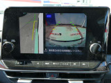 ギアを『R』に入れた後、カメラボタンを押すと、運転席から見えない左側面をナビ画面にうつしてくれるので、幅寄せや縦列駐車がし易くなります。