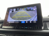 バックモニター装備。画面にて後方の確認が行えるので、バック駐車や車庫入れの際には重宝します。車の運転に慣れない方でも安心のガイドライン表示機能付。
