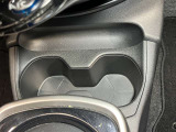運転席・助手席のドリンクホルダーです。手のとどきやすい位置にあるので便利です