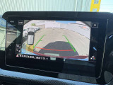 ガイドライン付きバックカメラで安全な駐車をサポートします。