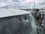 【スズキ】デュアルセンサーブレーキは、前方の車両や歩行者を2種類のセンサーで検知し、衝突の危険がある場合にブレーキを作動。事故リスクを軽減し、安全な運転をサポートします。