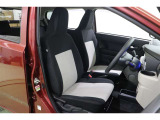 自然な運転姿勢がとれる、ゆとりのある空間です。体格に合った姿勢に調整できる運転席シート上下アジャスターやチルトステアリングも備わっています。