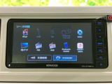 地デジやFM、AM、ディスクなど、複数のソースを画面から選択できます。交通情報や待機状態への切替も用意され、日々の移動に合わせて使い分けられる装備です。