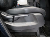『運転席ハイトアジャスター』がついていて、前後だけでなく高さも変えられるので自分に合った運転しやすい位置に調整してお乗りいただけます!