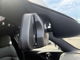 ETC2.0一体型の自動防眩機能付きバックミラー。後続車のヘッドライトの眩しさをセンサーで検知し、自動で減光して視界を快適に保ちます。夜間運転の疲労軽減と安全性向上に貢献する便利なアイテムです。