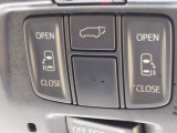わざわざ後ろに手を伸ばさなくても、運転席のスイッチひとつでスライドドアを自動開閉できる便利な機能を搭載しています!雨の日にお子様を車内からサッと迎え入れたり、スムーズに乗せ降ろしをできます