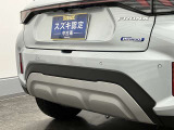 【後退時ブレーキサポート】リヤバンパーに4つの超音波センサーを内蔵し、車両後方にある障害物を検知。透明なガラスなども検知でき、コンビニの駐車場などでの衝突回避をサポートします。