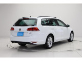 ダークティンテッドガラス(リヤリヤ左右、UVカット機能付き)。リヤのVWエンブレムにリヤカメラが内蔵されてます。