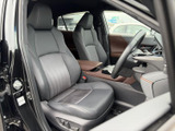 前席は身体を支える形状で、落ち着いて座れる空間です。運転席からの視界も確保され、ドアを開けた際の乗り降りがしやすく、日々の移動を快適にサポートします。