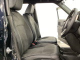 座面も厚みがあり背もたれも高く、広い足元にゆったり座れるシートです。運転席と助手席の間が空いている為、助手席側への移動がスムーズです。交通量の多い道でも助手席側から乗り降りができます。